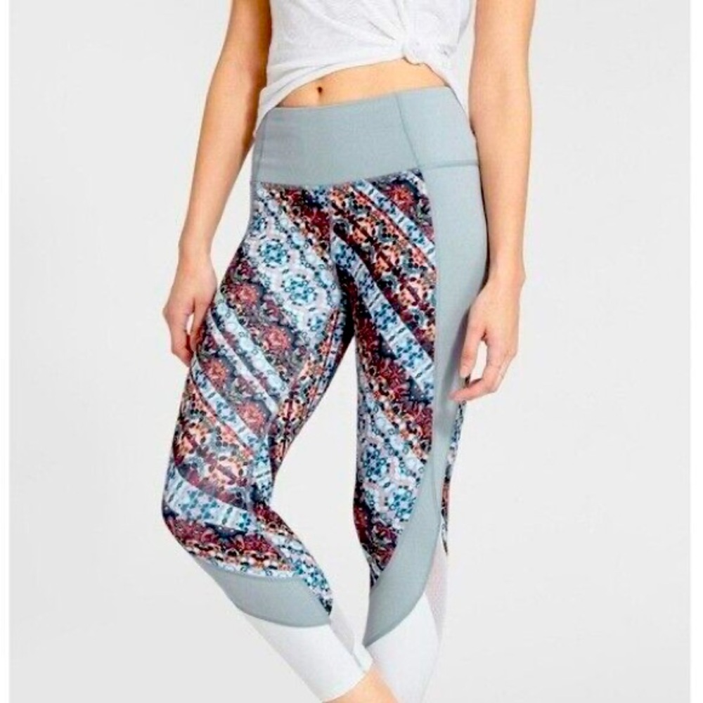 ATHLETA Nomad Salutation Mesh Capri Yoga Leggings. Size Small